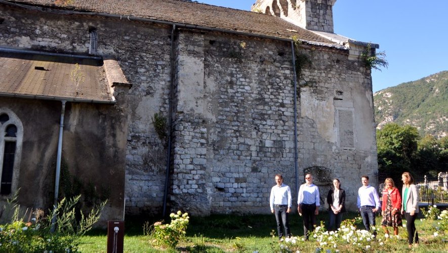     L'équipe de la société Digitanie devant Notre-Dame de Sabart à Tarascon-sur-Ariège. Photo DDM, B.H.