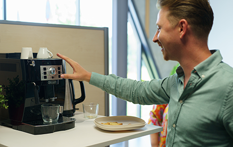 Un homme se sert un café - Digitanie. Photographe Raphaël KANN.