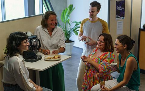 Un groupe réuni autour d'un café - Digitanie. Photographe Raphaël KANN.