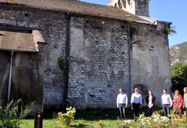     L'équipe de la société Digitanie devant Notre-Dame de Sabart à Tarascon-sur-Ariège. Photo DDM, B.H.